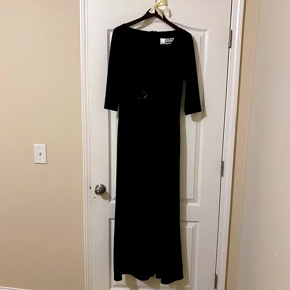 Southeastern Performance Dress - Picture 2 of 6